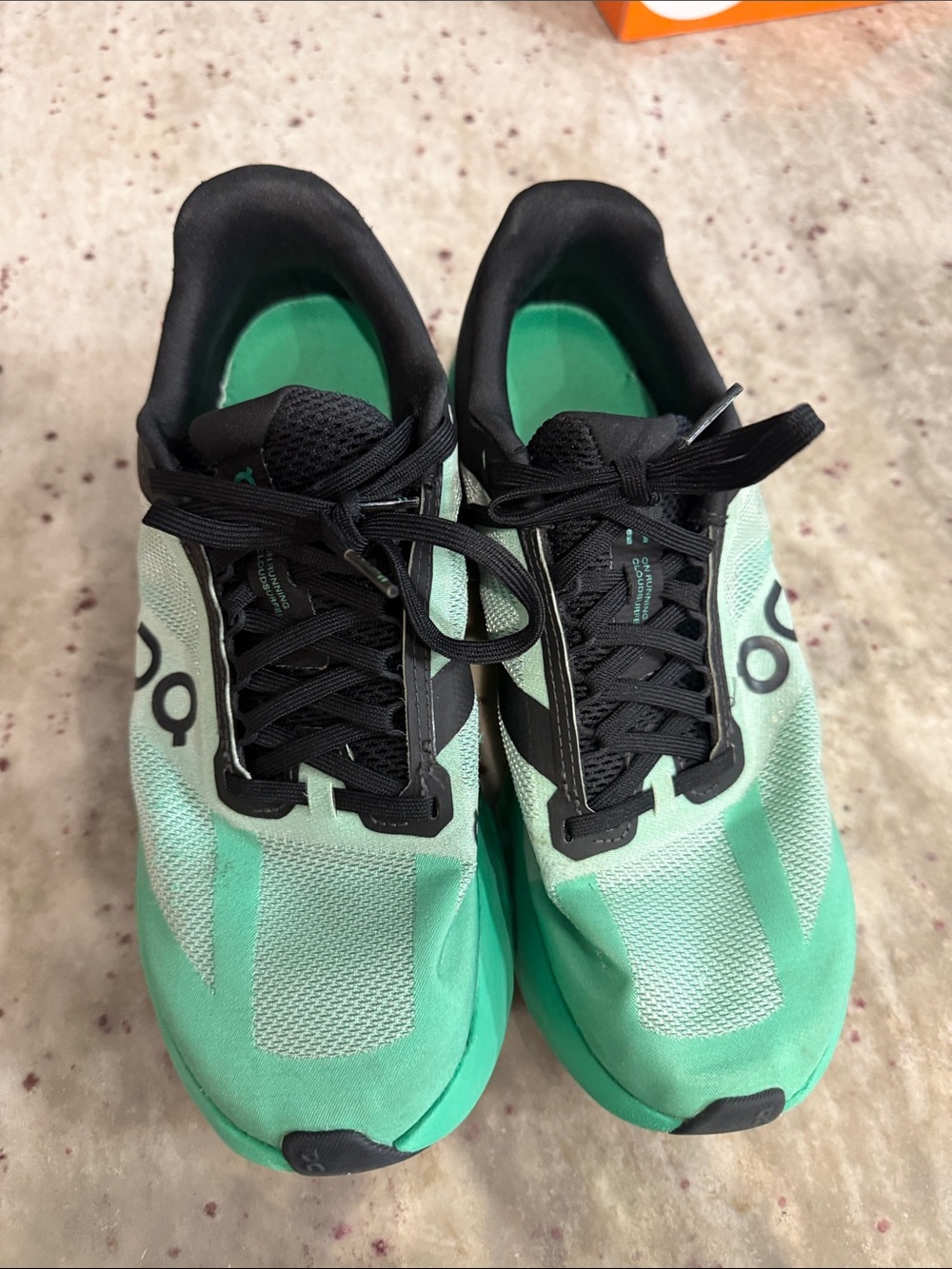On Running Women's Mint and Black Size 9